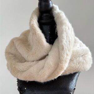 Ann Taylor Elegant Cream Faux Fur Neck Warmer Scarf NWT